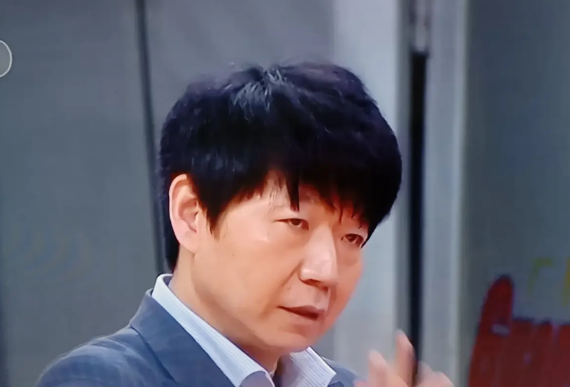 虽然新疆男篮开场一上来就首先得到三分，但是邱彪却诡异的一笑，镜头刚好给了这个镜头