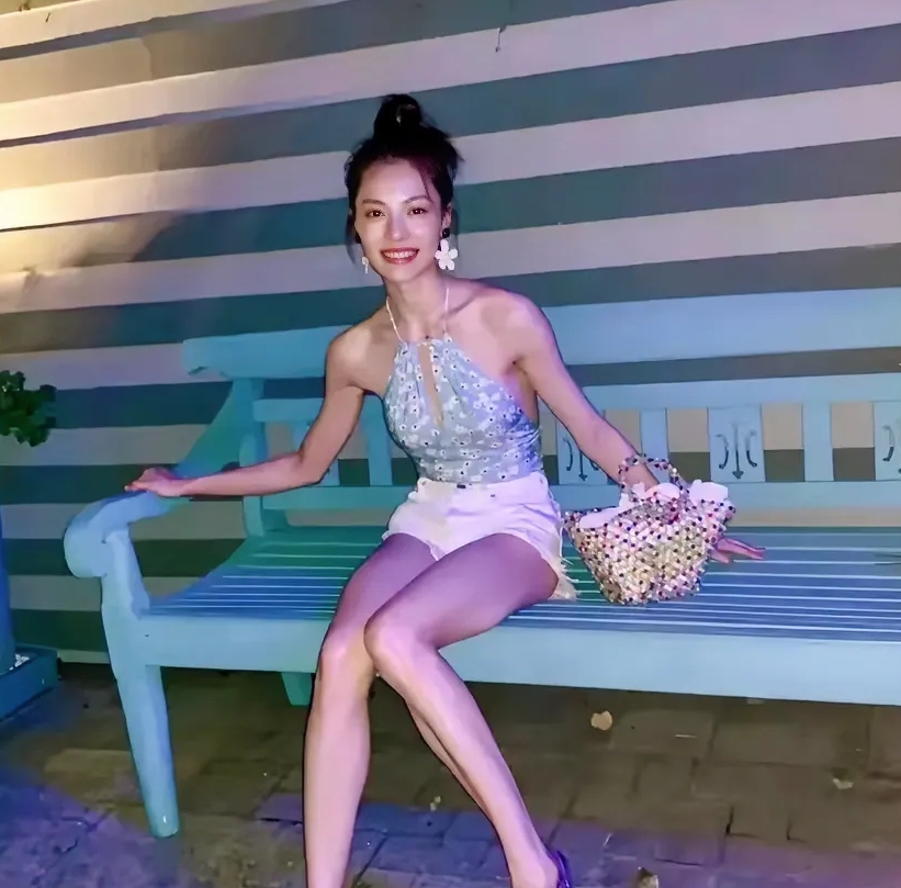 钟楚曦，168cm，身材太棒了，长腿美女