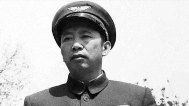 蒋军飞机丢下一根“铁棍”就跑，聂凤智看后大喜：赶紧送北京研究