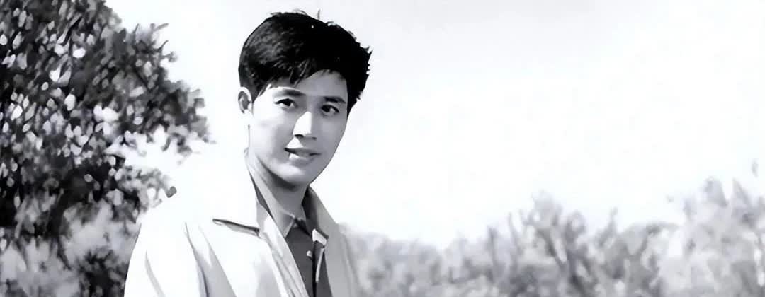 他25岁成名，一见钟情妻子，一生0绯闻，38年后女儿成为骄傲