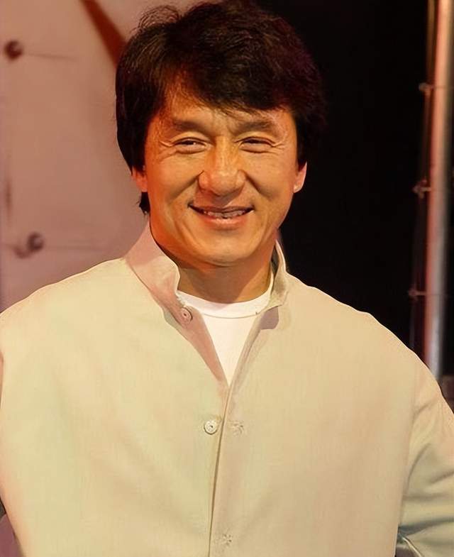 从功夫小子到白发老人: 71岁成龙近况曝光, 坚持拍戏不言退