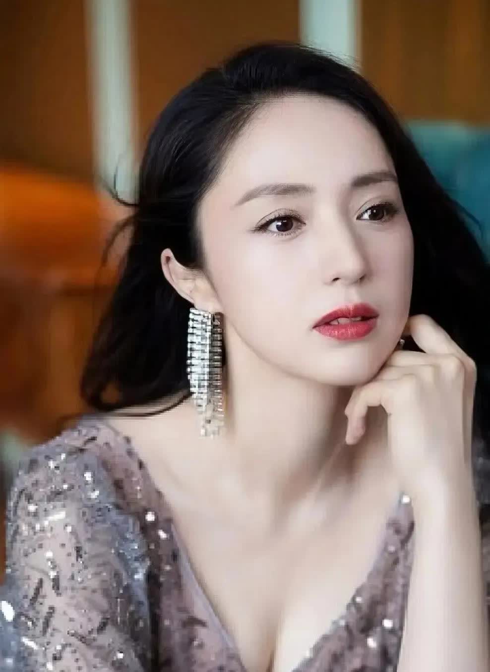 当年高云翔在澳洲出事，董璇二话不说，拿出几千万去捞人。

正当以为她会和高云