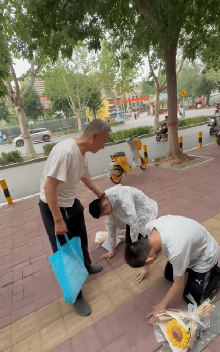 这对双胞胎“火”到了人民日报！
原因是这对双胞胎是爷爷带大的，今年参加高考，他们