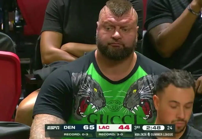 这身板能打几个？约基奇兄弟观看掘金夏联

NBA夏季联赛掘金对阵快船的比赛中，镜