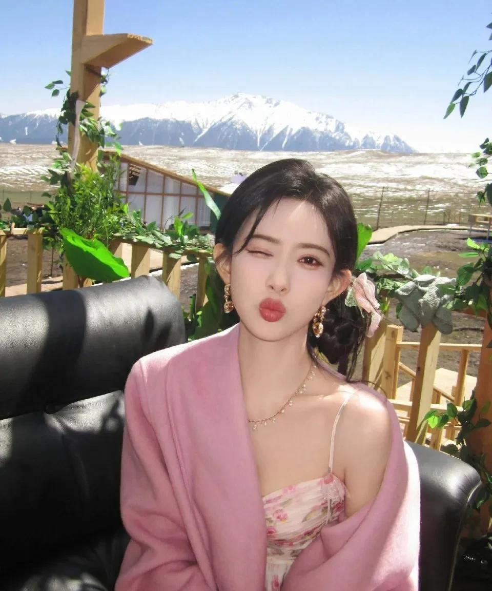 孟子义雪山旷野秀私服，粉外套碎花裙美如画