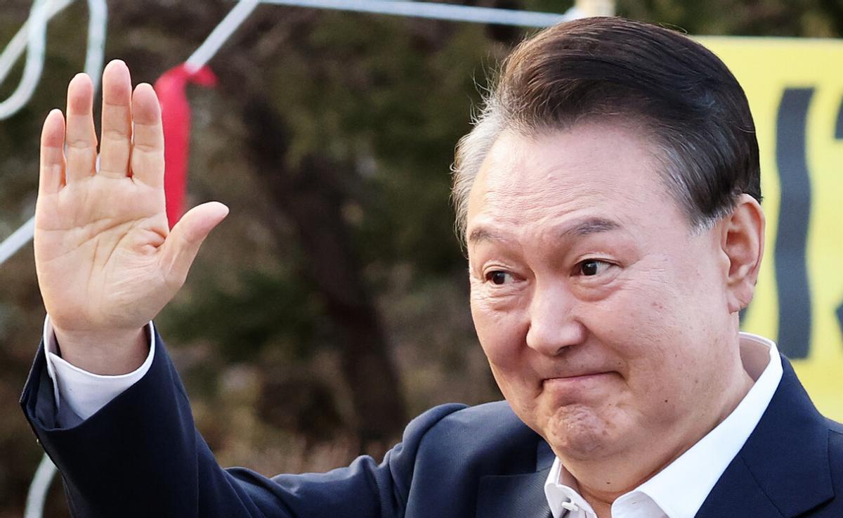 尹锡悦下场有多惨？戴手铐脚镣治疗可致盲眼病，狱中特权也没了
金建希刚入狱，尹锡悦