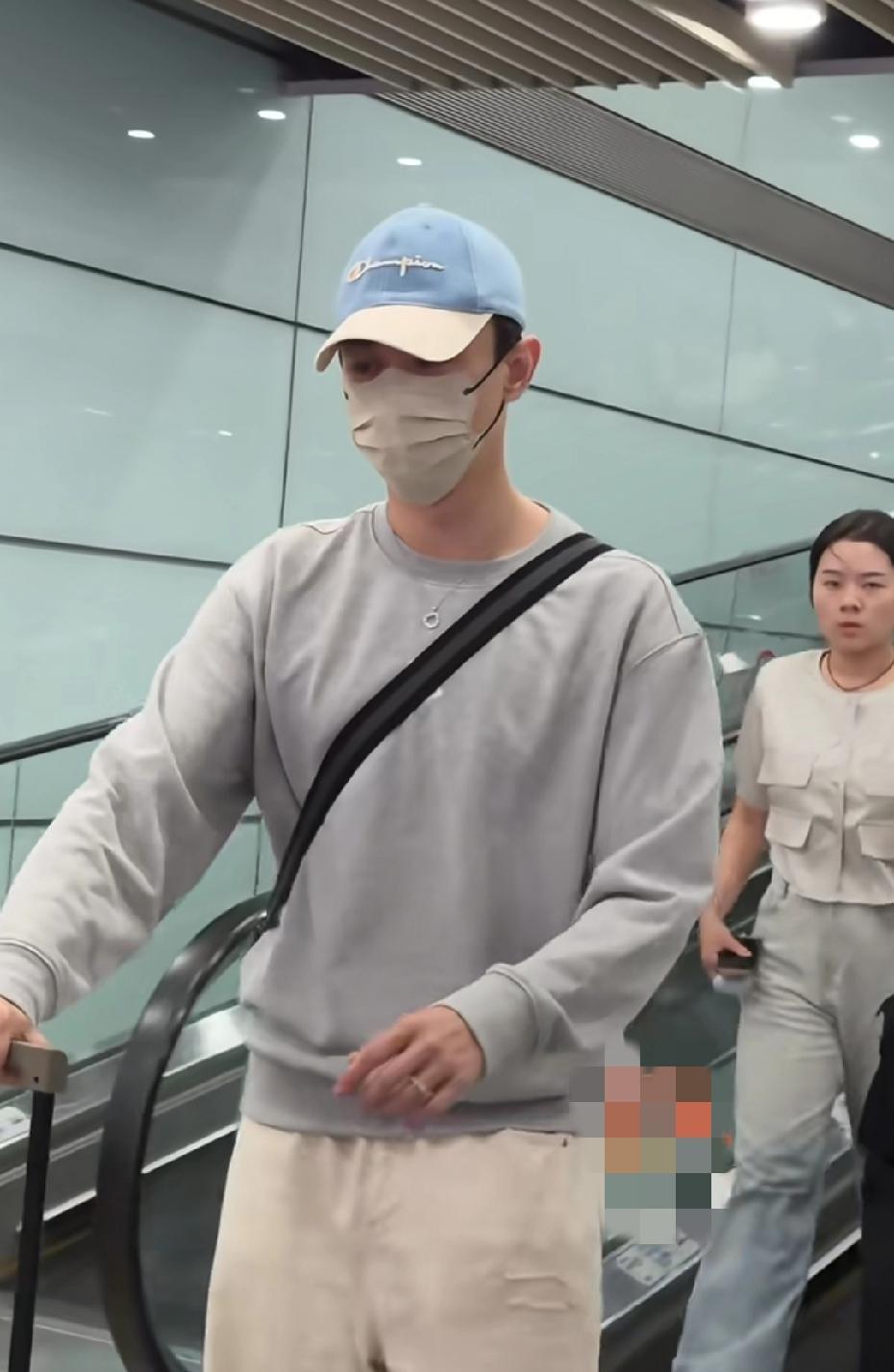 张维伊话剧结束后回家，现在他也是时尚起来了呢，有点看顺眼了，怎么回事