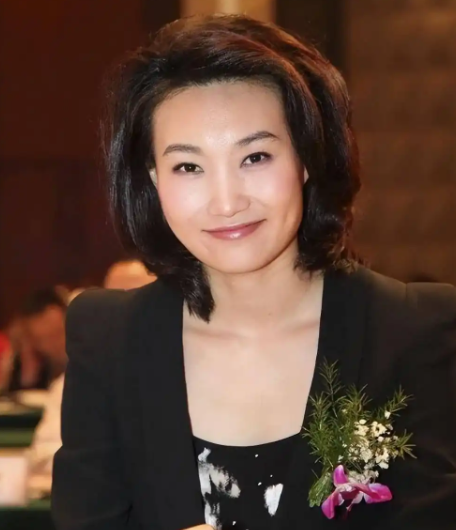 李梓萌说，现在46岁了，还是租房住、没结婚。来北京二十多年一直租房，不是买不起房
