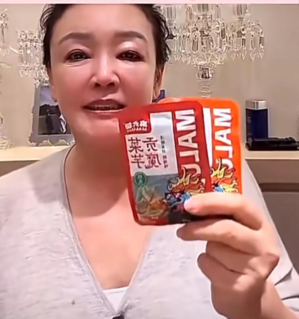 张兰奶奶真的不容易啊。直播带货忙个不停，连孙子都忽悠，只说，你在边上不露脸，点赞
