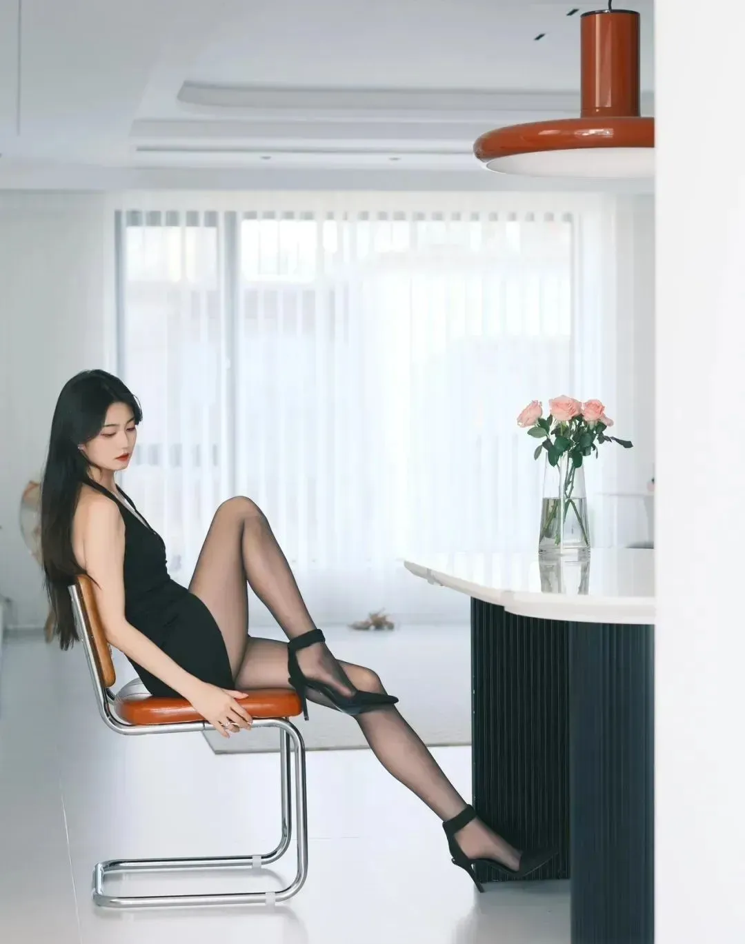 小姐姐露背裙加韵味，这身材真是太绝美了！”优雅大方又不失时尚魅力