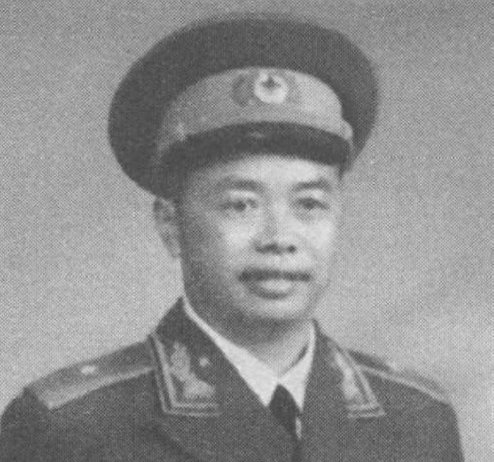 1940年，新四军政委蔡永受伤，危急关头，一年轻少女假扮他的妻子，把他藏在床上，