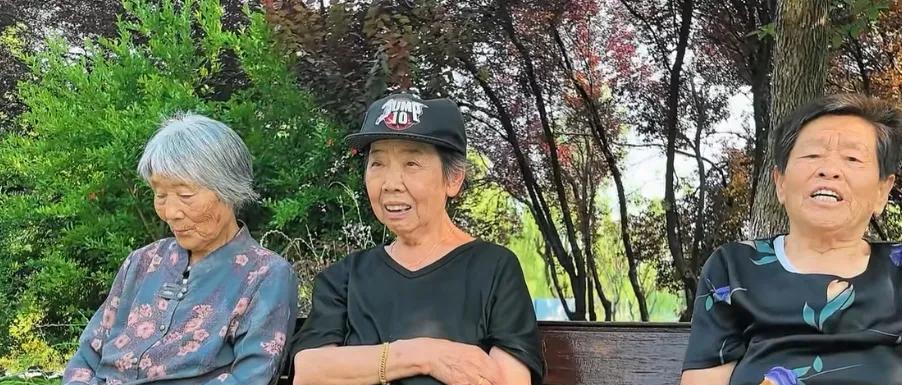 为什么现在城市里的老人，不愿意进养老院呢？都喜欢待在自己家里呢？这就是现实，有房