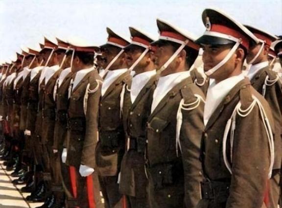 为什么说伊朗大概率要挨揍了？内行人的一席话道出其中真相：
以色列和伊朗之间隔着多