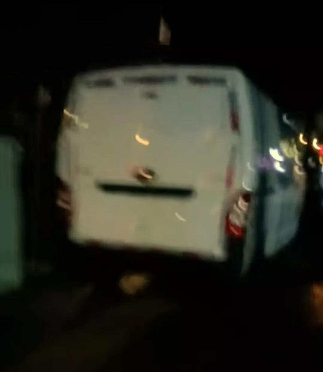 去年夏天我带娃去跳广场舞，路边遇到这种车，左边和右边都有人，我们就在中间玩那个拦