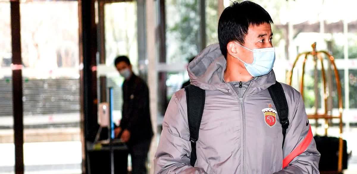 上海海港队这600万欧元引援砸出的不是水花，而是砸出了球迷心中的一个大窟窿。球队