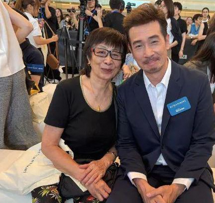 父亲节陈豪一家的温馨时刻，子女贴心举动超暖