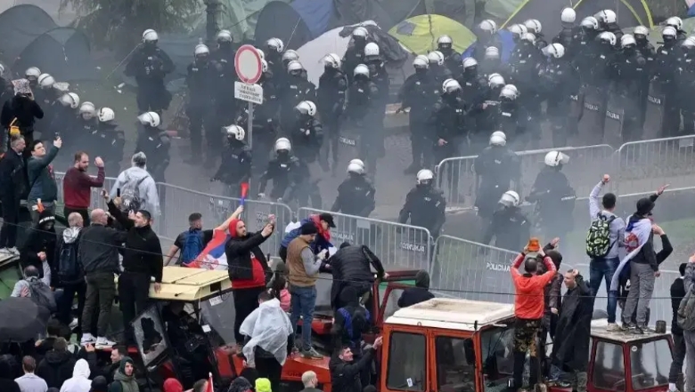 塞尔维亚爆发了10万人大游行！要求武契奇下台！
这些人的脑子怎么想的，你也不看看