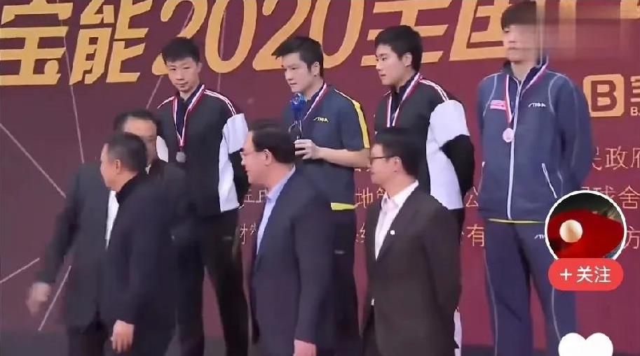 从这个画面可以看出，王楚钦远比较另外两位心思更单纯，心里干净，没有那些弯弯绕绕，