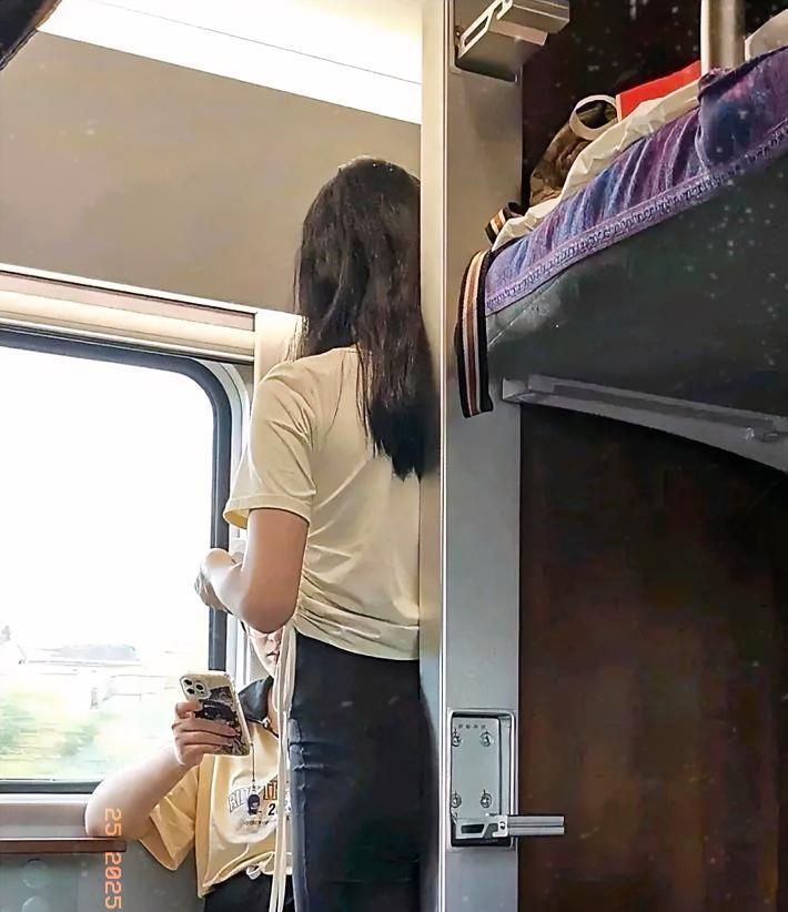 正在行驶中的卧铺车厢里，若干年，没有坐卧铺列车了，车厢里的环境也开始陌生了。
