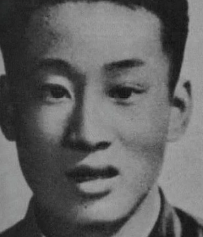 1979年，17岁的新兵吴建国身中8枪，扑倒在地，埋伏在暗处的敌人蹿到跟前察看。