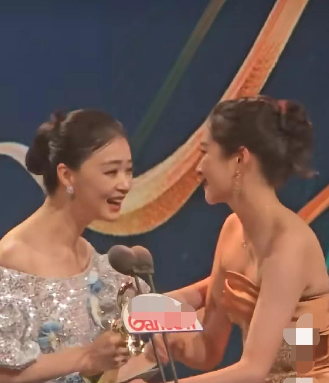蒋欣获得最佳女配奖，
儿媳妇给她颁奖，儿子主持，白玉兰还挺会的，
关晓彤给蒋欣颁
