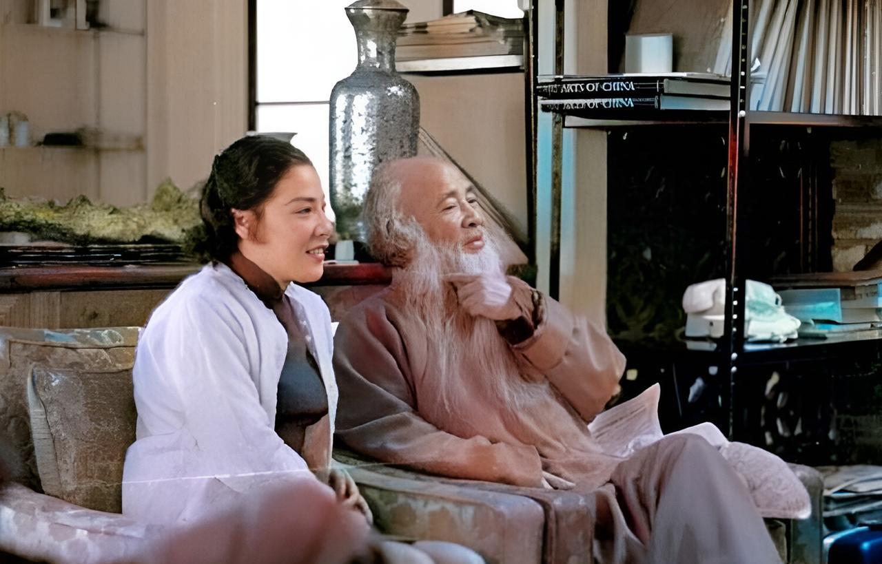 一九七零年，七十一岁的张大千与四十一岁的妻子徐雯波悠闲自在地坐在“可以居”里享受