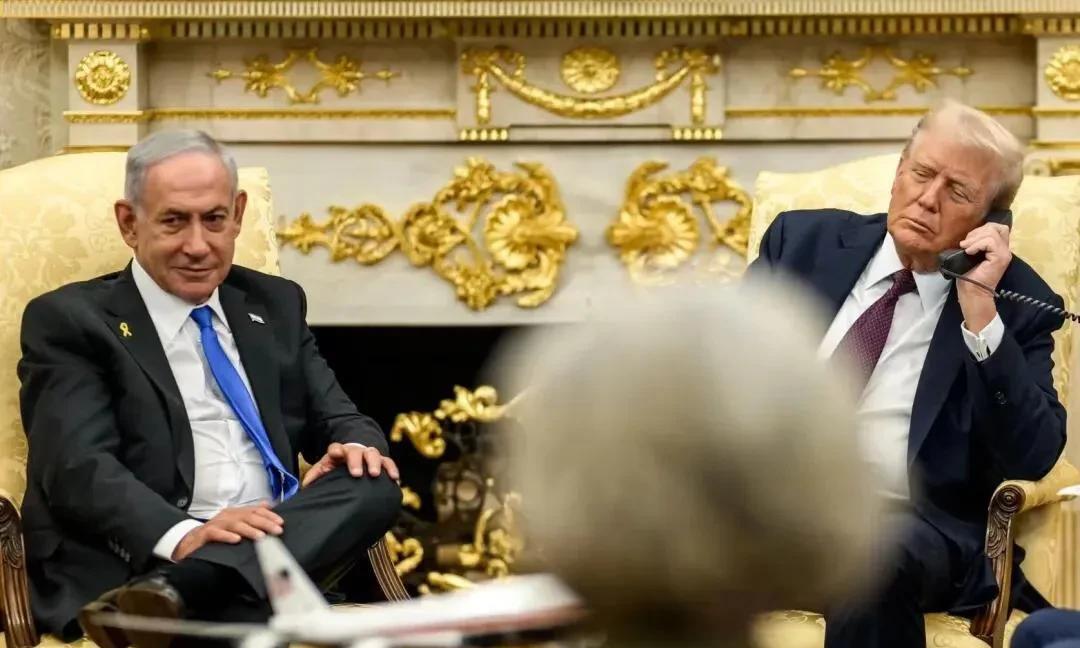 内塔尼亚胡道歉了，
白宫特朗普一只手还拿着电话，这是在跟卡塔尔首相穆罕默德通电话