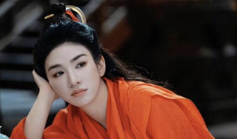 黄奕这次在《临江仙》里面演的师傅一角，真的好有意思啊！
刚出场，是一个帅气十足，