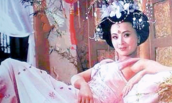 一天夜里，杨玉环被李隆基灌醉了，迷迷糊糊间就看见，李隆基如同饿狼一般，将她拦腰抱