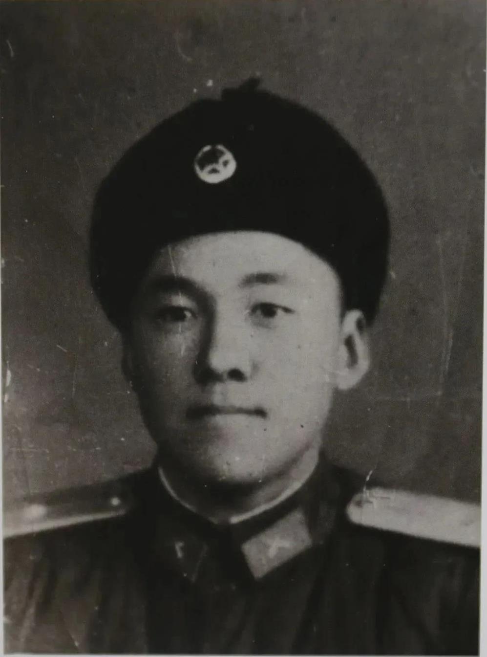 南启祥，1936年出生于山东鄄城临濮南街村，家乡距离黄河只有3公里左右，靠天吃饭