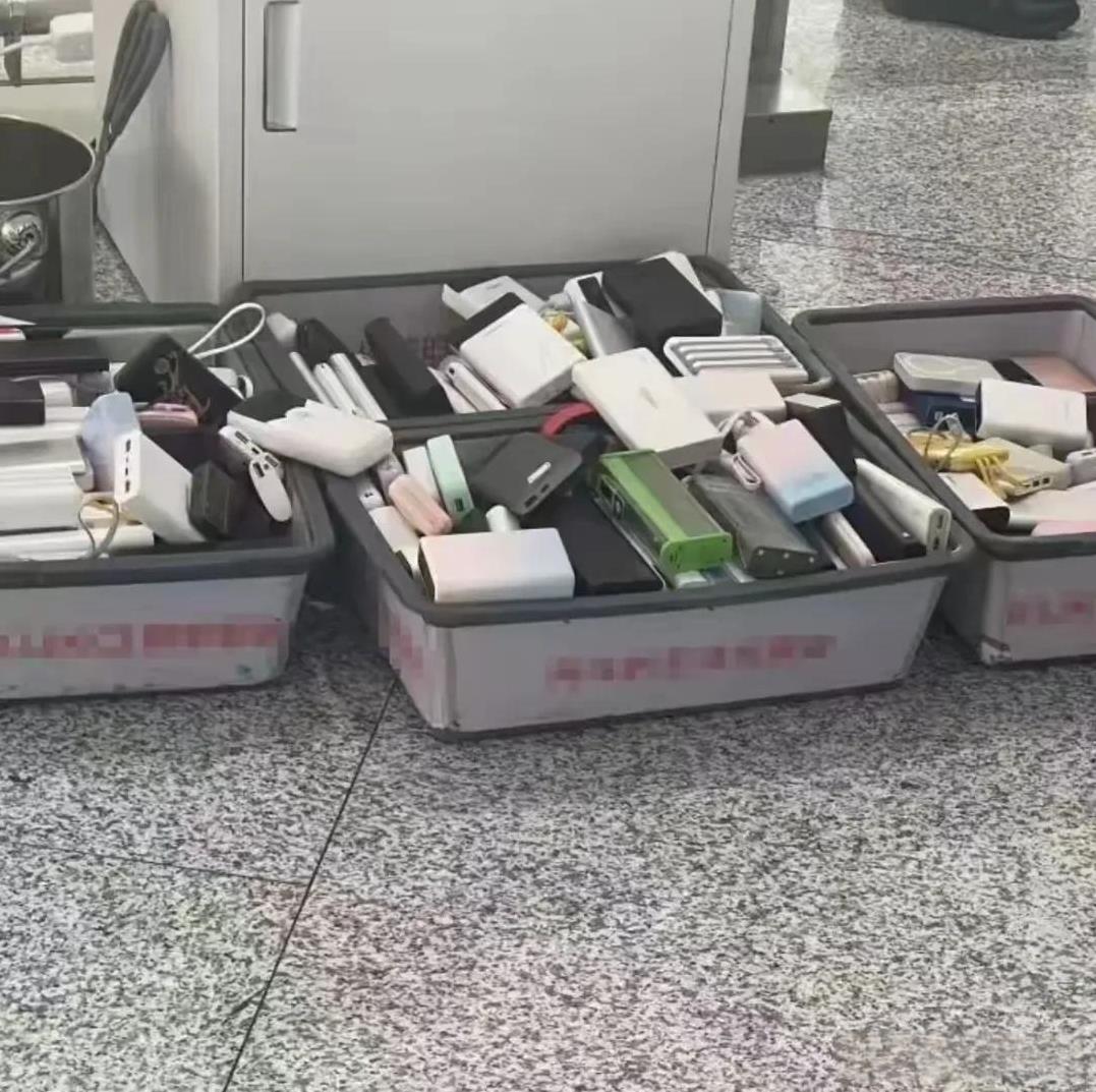 高铁上、飞机上都配备的有手机充电插口，只要带一个充电器就可以了，你还带个充电宝干