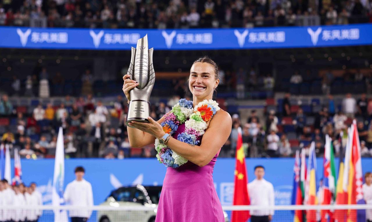 WTA1000武汉网球公开赛16强全部产生！卫冕冠军萨巴伦卡逆转获胜；斯瓦泰克、