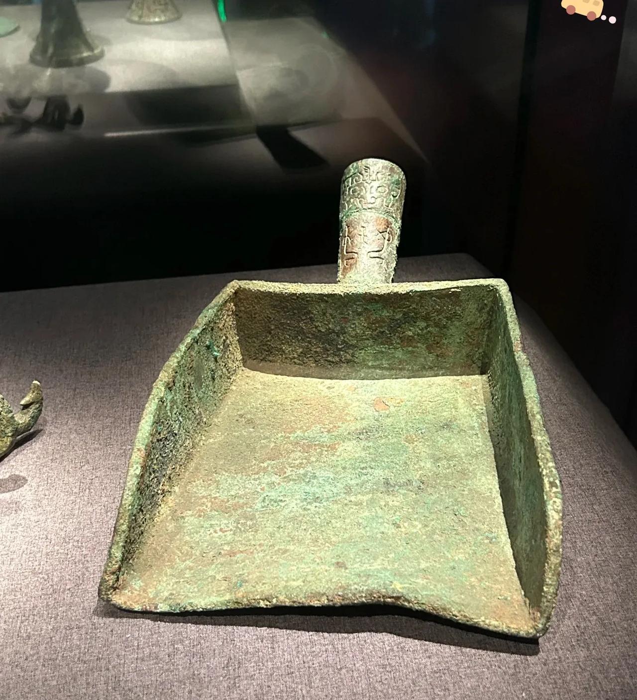 考古界又双叒叕有新发现！在商朝遗址出土了一件铜簸箕。



最近，一场意外的考古