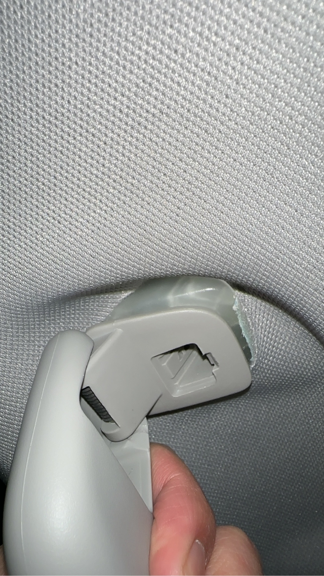 我把这个拉手的支架拔出来了怎么办
想拆下来这个拉手，改一个眼镜盒，用工具拆了好久