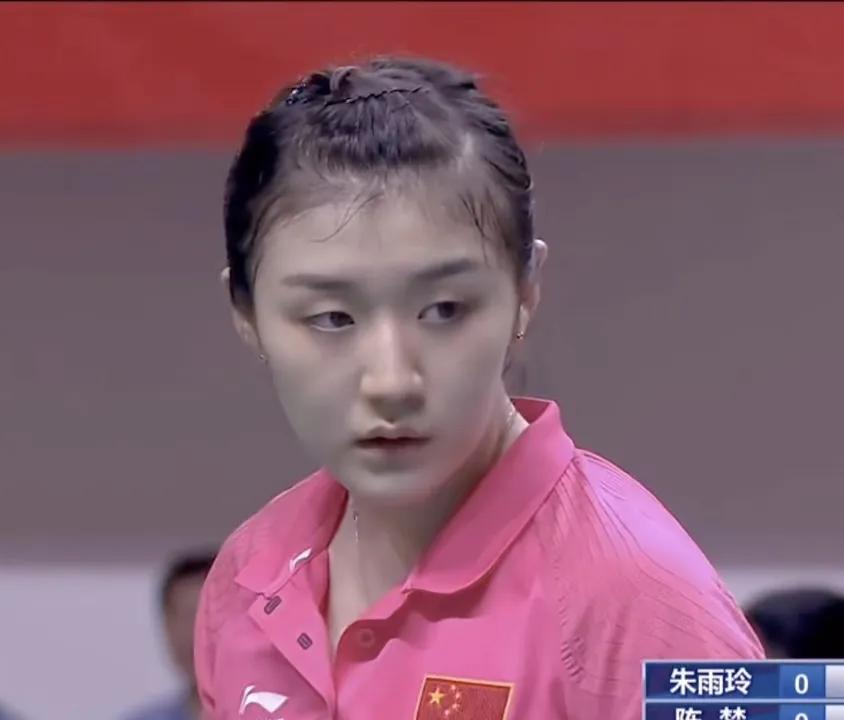不是谁来内娱都变漂亮的，是我们陈梦从小美到大[飞吻]。
小胖：你是漂亮！大梦：真