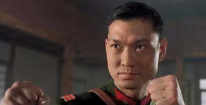 1994年，《精武英雄》最后一个镜头拍完，周比利却站在原地没有离开的意思。导演陈