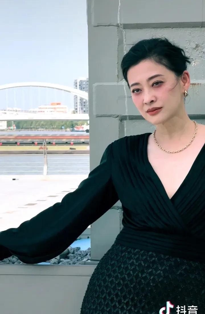这么多年过去了，梅婷还是老样子，她演的电影和电视剧我都很爱看[击掌][鼓掌]。现