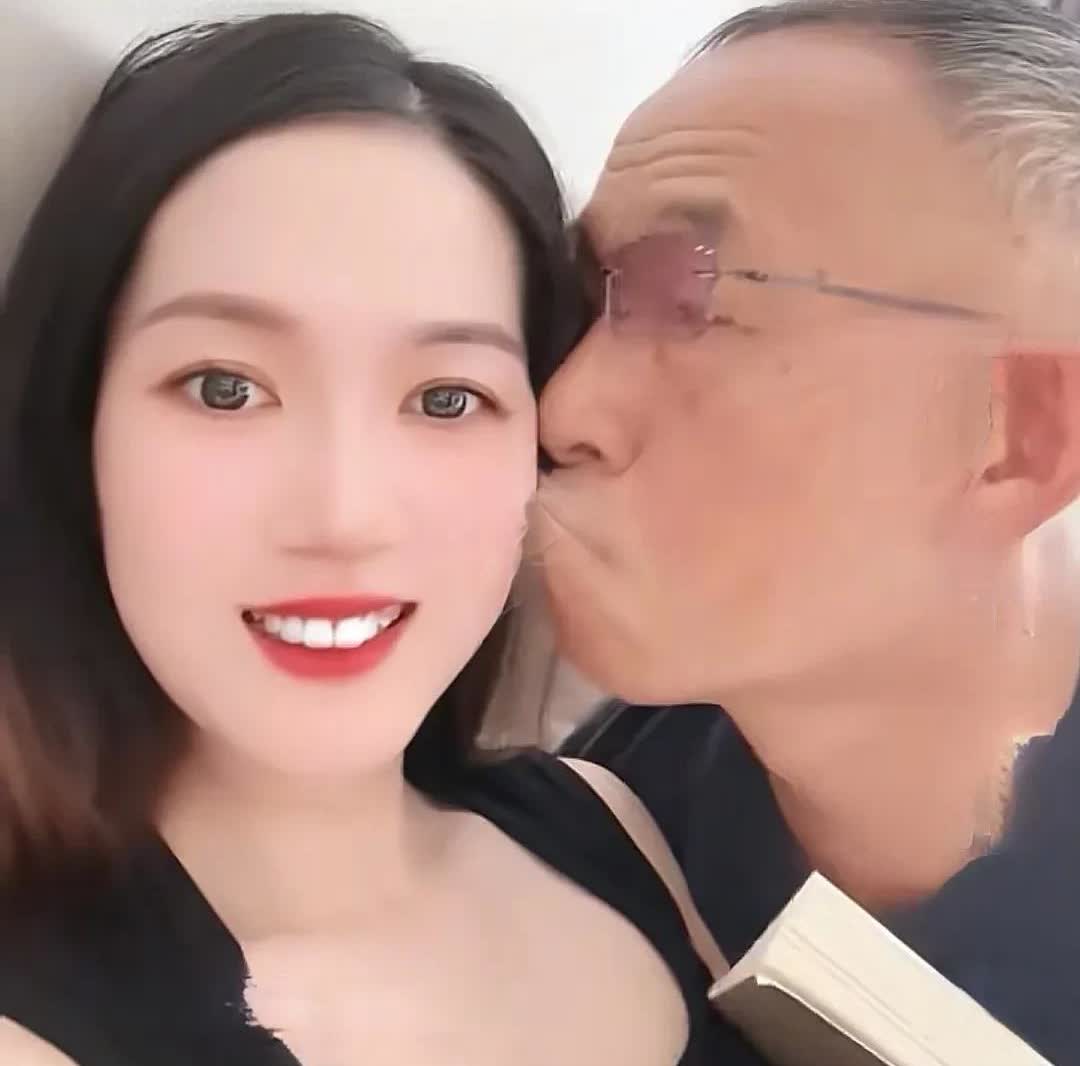 海南三亚，老牛吃嫩草。
一60多岁的大爷历时10个月，成功地追到了自己28岁的