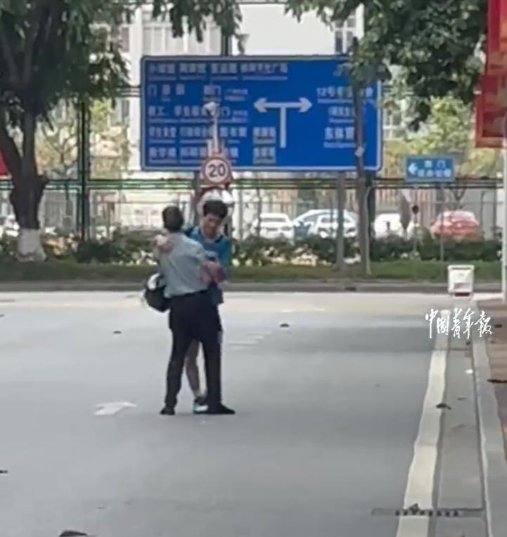 【#男生一瘸一拐出考场家长飞奔搀扶#】近日，广东广州，体育生一瘸一拐走出高考单招