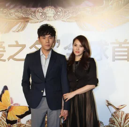 当年，秦昊追求伊能静时，伊能静问秦昊：“我比你大10岁，你喜欢我什么？”秦昊笑着