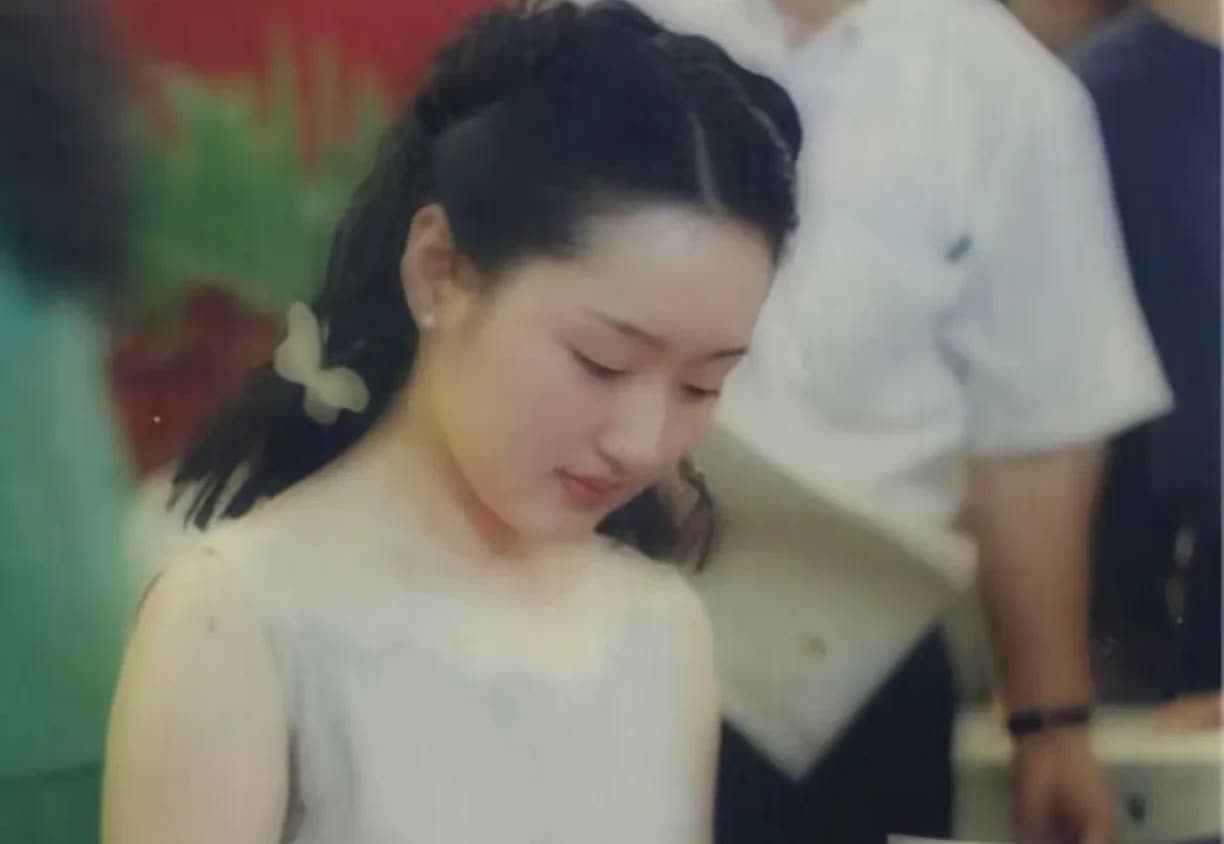 杨钰莹年轻时的照片无意中被网友扒出，其美貌也被真实还原了。这时候的她身上就几个字