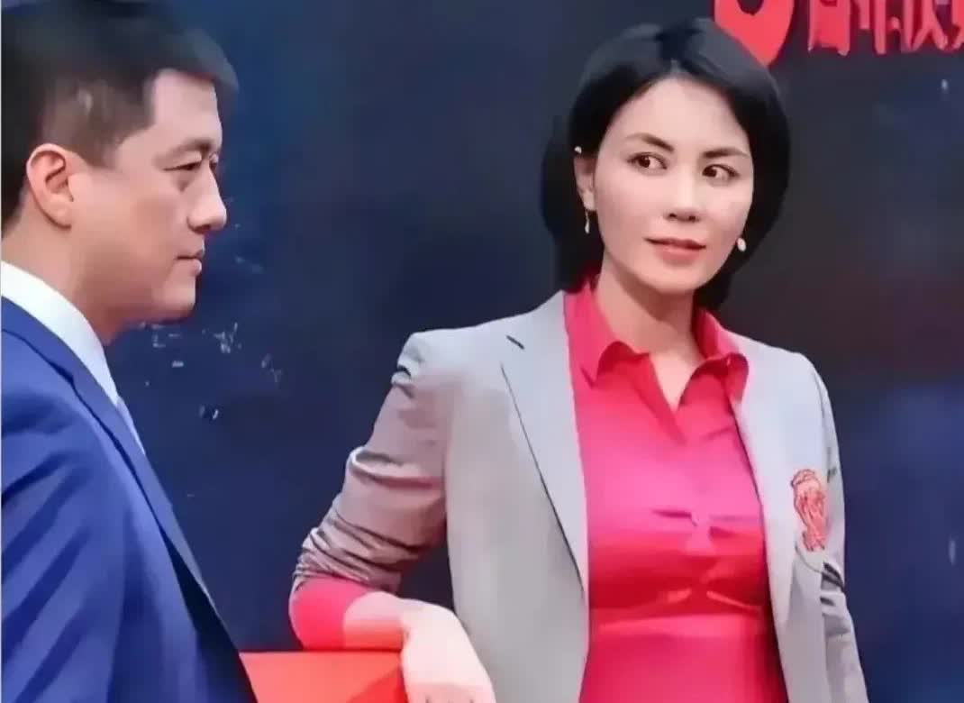 王菲是怎么看上李亚鹏的？真是一个谜。
王菲看向李亚鹏的眼神，明显也是爱过的。周