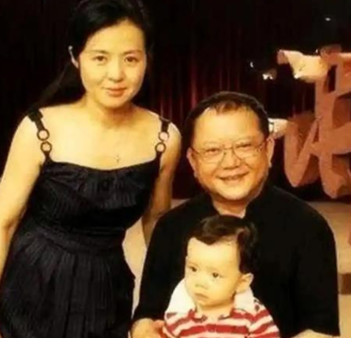 2006年，58岁的王刚三婚娶了小他20岁的郑艳东。新婚之夜，王刚对郑艳东说："