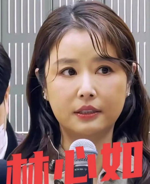 林心如近照脸部饱满如馒，50岁年纪胶原蛋白何去何从？网友热议：自然之美更胜人为饱