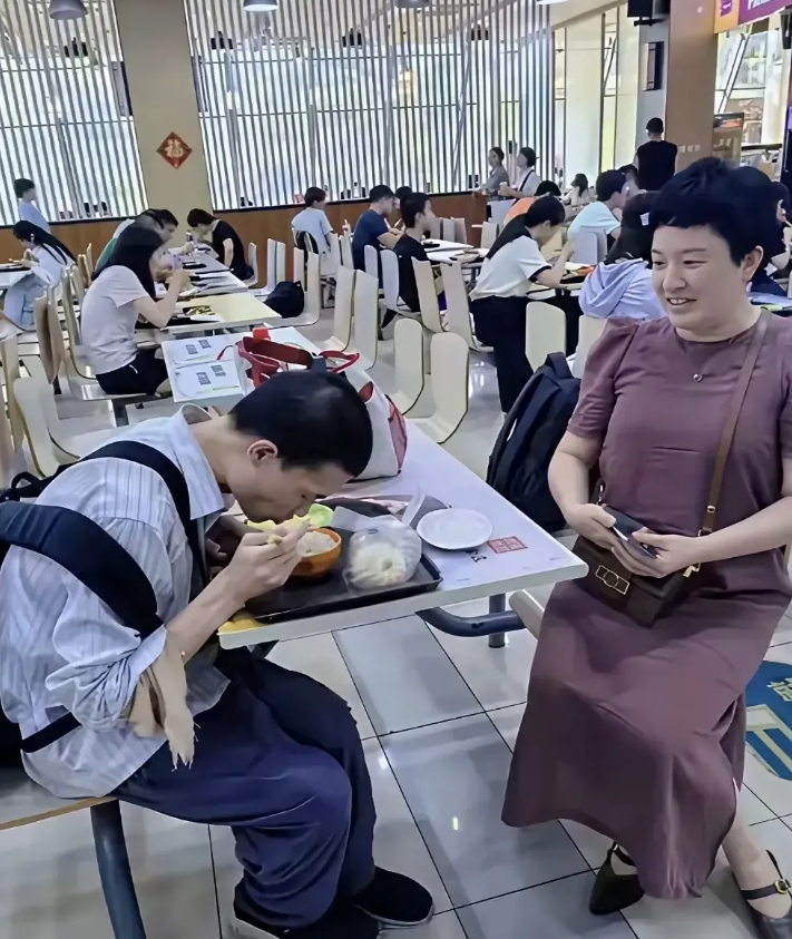 丈母娘看女婿！北京大学的副教授韦东亦简称（韦神）坐在北大的食堂里用餐，全程低调头