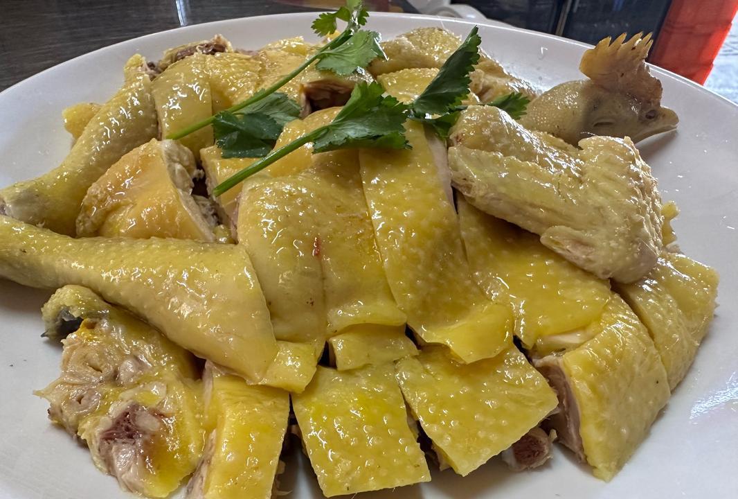 广西柳州市十大名菜
（仅供阅读交流，不作权威排行）
一、柳州白切鸡
二、酸笋炒螺