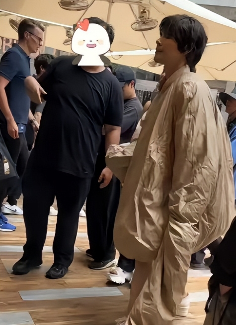 3月14日新加坡35度高温街头，向佐身穿巨型羽绒服真空上阵，拖地袖管配短裤的造型