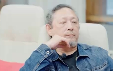 股东会上唇枪舌剑，万千惠独自迎战，三宝就那么安静站着。不插话不添乱，像尊平和的摆