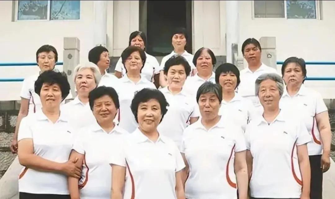 原大寨大队党支部书记郭凤莲（前排左三）与当年大寨村的铁姑娘们在一起的合影，如今她