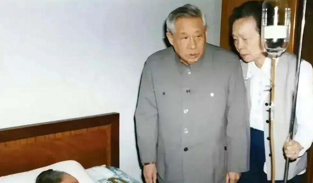1981年5月，病榻上的宋庆龄与廖承志最后留影。这对相识65年的忘年交情同祖孙，
